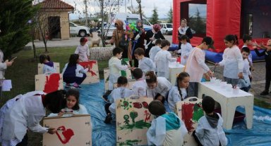 Kocaeli'de çocuklar sevimli patilerle buluştu