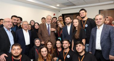 Memduh Büyükkılıç'tan İlber Ortaylı'ya çiçek