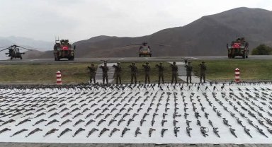 Pençe Kilit'te teröre büyük darbe! 1043 silah ele geçirildi