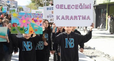 Sakarya'da öğrenciler Çark Caddesi'nde yürüdü