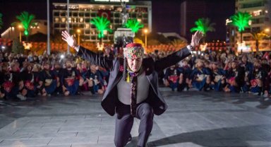 Soyer'den İzmirlilere zeybek sürprizi