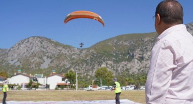 Yamaç paraşütleri Muğla Ören semalarında süzüldü
