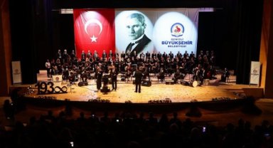 160 kişilik dev koro Ata'sı için sahnede