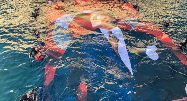 20 dalgıçtan Ata'ya saygı ve anma dalışı