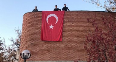 Afiş indirildi, Türk bayrağı asıldı