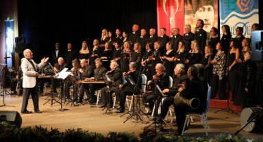 Ata'nın sevdiği şarkılar İzmir Narlıdere'de yankılandı