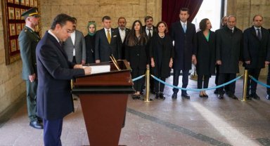 Babacan Anıtkabir özel defterini imzaladı