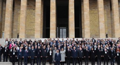 Bakan Özer öğretmenlerle Anıtkabir'de