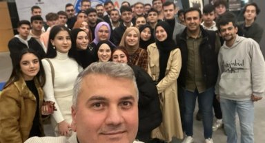 Balıkesir'de Milletvekili Canbey'den gençlere doğum günü sürprizi