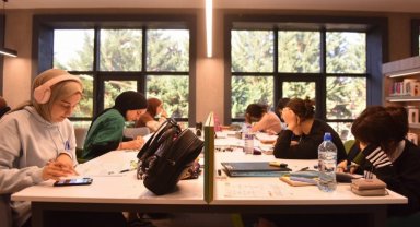 Bursa Yıldırımlı gençler ikinci 'uyumayan kütüphaneyi' sevdi