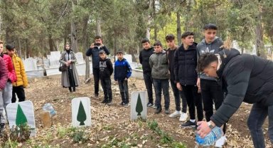 Bursa'da dağ yöresinin sevilen öğretmeni unutulmadı