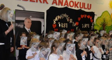 Bursa'da Egeberkli minikler Atatürk'ü andı
