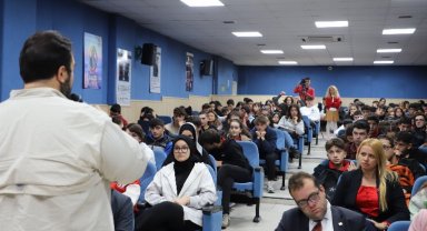 Bursa'da liseli genç iletişimciler sektörün isimleriyle buluşuyor