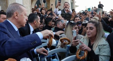 Cumhurbaşkanı Erdoğan'dan simit ikramı