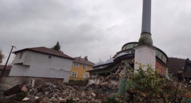 Depremde hasar gören cami yıkıldı