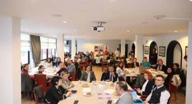 DEÜ'den kadın şiddetine karşı anlamlı etkinlik