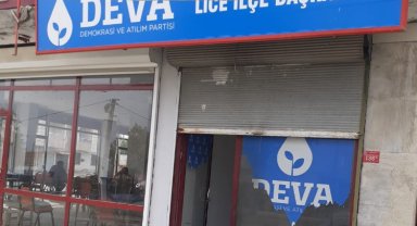 Diyarbakır Lice'de DEVA'ya molotoflu saldırı!