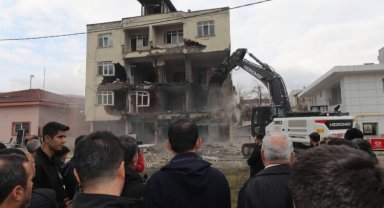 Düzce'de hasarlı binaların yıkımına başlandı