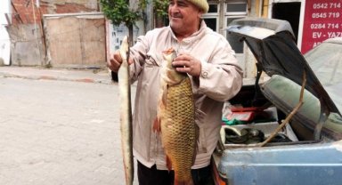 Edirne'de barajdan yakalanan canlı balıklar ilgi görüyor