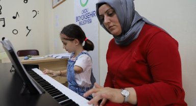 Engelleri annesiyle aşıyor! Kızının sol yanı oldu