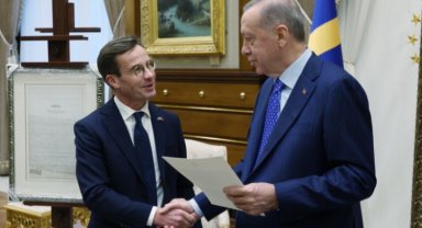 Erdoğan ve İsveç Başbakanı arasında anlamlı hediye