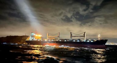 İstanbul açıklarında boş yük gemisi karaya oturdu