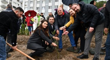 İzmir Çiğli'de 346 kadın için fidanlar toprakla buluştu