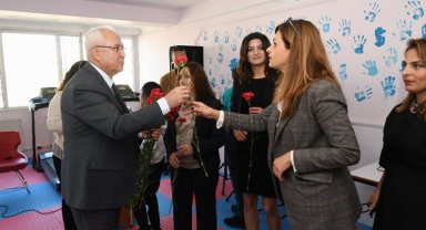 İzmir Karabağlar'da Başkan Selvitopu öğretmenleri unutmadı