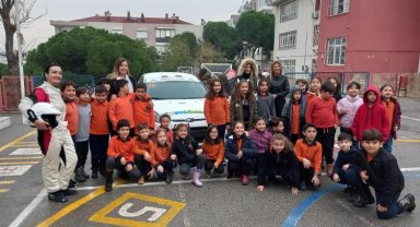 İzmir'de rallicilerden öğrencilere trafik eğitimi