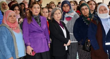 Kadınlara en çok yakınları şiddet gösteriyor