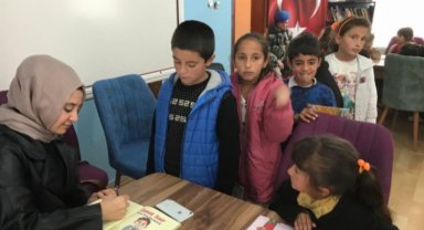 Karayazılı çocukların imza günü heyecanı