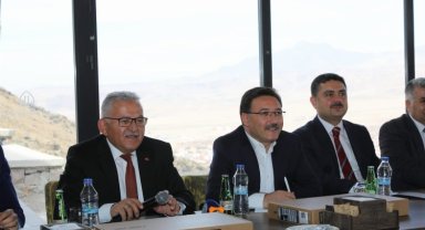 Kayseri Valisi Develi'de muhtarlarla buluştu