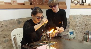 Kocaeli Gölcük'te cam boncuk yapımı merakı