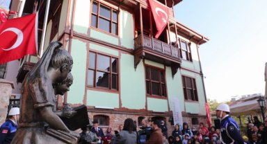 Kocaeli İzmit'te Atamız karanfillerle anıldı