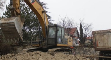Kütahya'da tehlikeli metruklara yıkım!