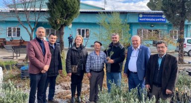 Manisa'nın ilçelerinde fidanlar teslim ediliyor