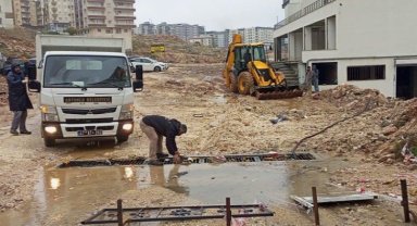 Mardin Artuklu Belediyesi ekipleri sağanak yağış mesaisinde