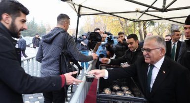 Memeduh Büyükkılıç aşure dağıttı