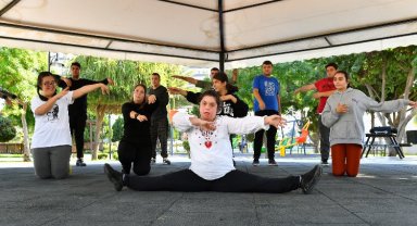 Özel bireyler birçok yörenin dansını öğreniyor