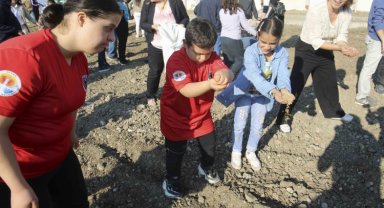 Özel gereksinimi olan çocuklar buğday tohumu ekti