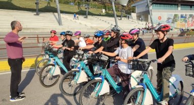 Sakarya'da çocuklar 'Ayçiçeği Bisiklet Vadisi'nde eğlenirken öğrendi