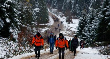 Sakarya'da doğaseverler karlar arasında yürüdü