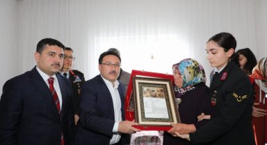Şehit ailesine Vali'den berat