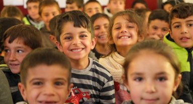 Vanlı çocuklar Karagöz'le eğlendi