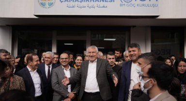 Adana Büyükşehir Belediyesi kalıpları yıkıyor