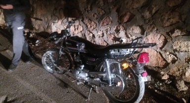 Adıyaman'da hem plakasız, hem şase numarasız motosikletin sürücüsüne gözaltı