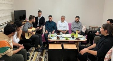 AK Partili Canbey gençlerle çiğköfte yoğurdu