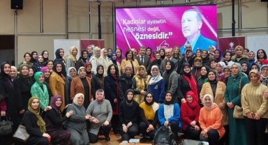 AK Parti'nin 'Siyaset Akademisi Kadın' programı Bursa'da sürüyor