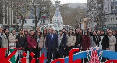 Alim Işık gençlere Zafer Meydanı'nı anlattı