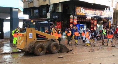 Antalya Kumluca'da temizlik sürüyor